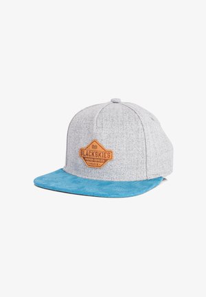 Szürke sapka texturált anyagú testtel és kék velúr karimával. Elöl barna bőr logófolttal. Hátul állítható.