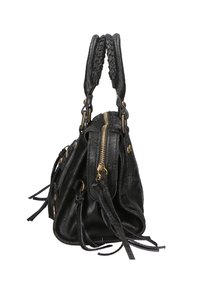 Borsa a mano in pelle nera con manici intrecciati, finiture in oro, chiusura con zip e dettagli in frange, che presenta una forma rotonda e morbida.