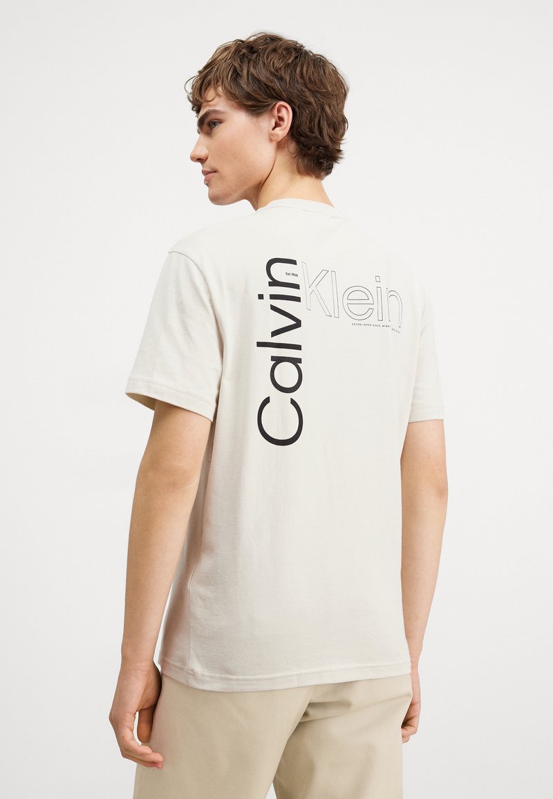 Calvin Klein ANGLED BACK LOGO - Marškinėliai su spaudiniu - stony beige