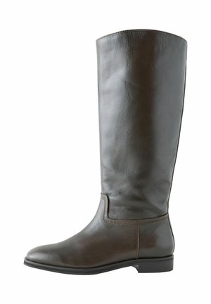 Brązowe skórzane wysokie buty do kolan o gładkiej teksturze, okrągłym nosku i minimalnych detalach szycia. Podeszwa jest płaska z niskim obcasem.
