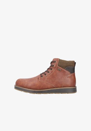 Bottines en cuir marron avec une finition texturée, œillets en bronze, lacets marron et semelle en caoutchouc marron. Présente un poignet en tissu tissé.