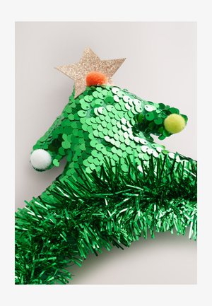 Zelena božićna dekoracija u obliku jelke ukrašena zlatnom zvijezdom, šarenim pomponima i sjajnim zelenim trakama na dnu.