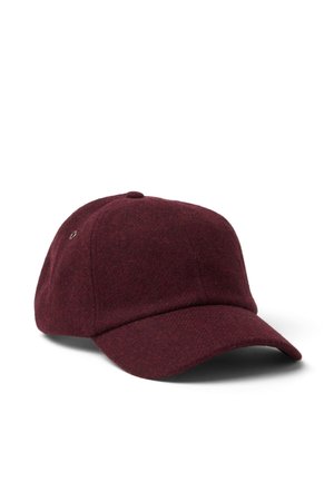 Cappellino da baseball in lana rosso scuro con visiera curva e occhielli in metallo su sfondo bianco.