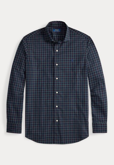 Granatowa koszula w kratę z długimi rękawami, kołnierzykiem zapinanym na guziki, białymi guzikami i małym logo. Posiada zielono-bordowy wzór kratki.