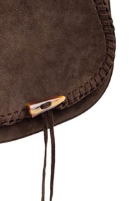 Borsa in suede marrone con forma arrotondata, caratterizzata da cuciture intricate e una chiusura a toggle in corno con una tracolla in pelle.