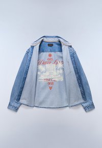 Jasnoniebieska kurtka dżinsowa pokazana na lewą stronę z czerwono-białą grafiką przedstawiającą palmy i budynek oraz napisem "White Lane 685 1987 CAL 9511."