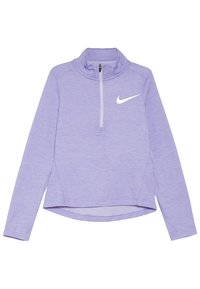 Lila Langarmpullover mit halbem Reißverschluss, strukturiertem Stoff und einem weißen Nike-Logo auf der linken Brust. Kürzerer Schnitt mit seitlichen Schlitzen.