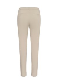 Pantalon beige coupe slim, avec une texture lisse, deux poches arrière et des détails cousus aux poignets.