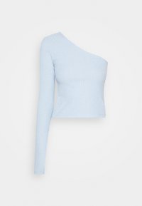 Světle modrý, žebrovaný pletený top s asymetrickým designem na jedno rameno a dlouhým rukávem. Silueta přiléhavého střihu s krátkou délkou.
