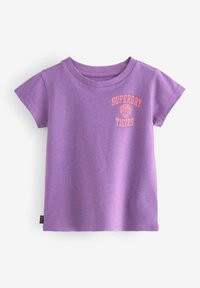Lilla bomulds T-shirt med rund halsudskæring, korte ærmer, og en koralfarvet grafik med teksten "SUPERDRY TIGERS" på forsiden.
