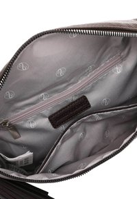 Interno di una borsa in pelle marrone con una fodera grigia, contiene una tasca con zip e motivi del logo. Presenta una chiusura con zip e un'etichetta intrecciata.
