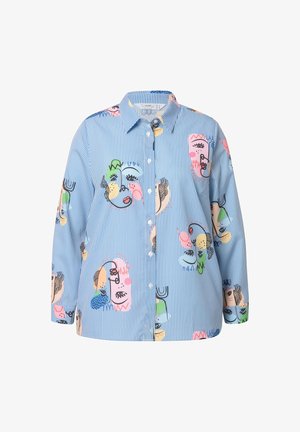 Camicia a maniche lunghe a righe blu con motivi di volti astratti colorati. Il tessuto appare liscio, con un design classico a bottoni.