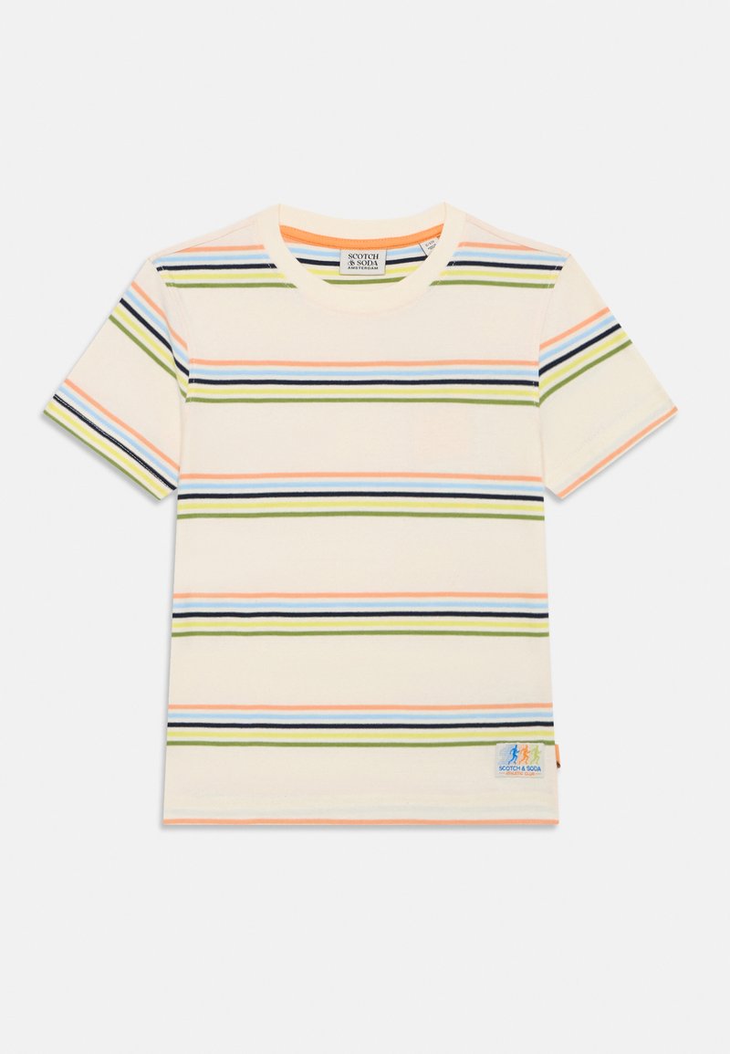 Bomulls crewneck t-skjorte med horisontale striper i blå, grønn, oransje og rosa på en lys gul bakgrunn. Merkeetikett ved kanten.