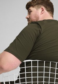 Puma BETTER ESSENTIALS TEE - T-shirts basic - dark olive