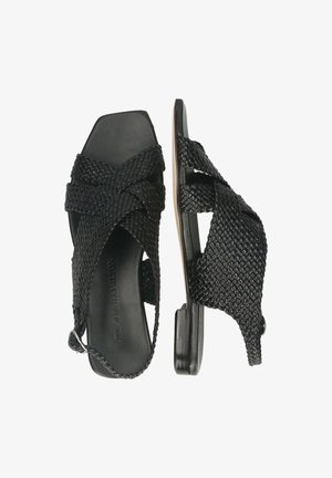 Czarne plecione sandały z okrągłym kwadratowym czubkiem i niskim obcasem. Posiadają przeplatane paski oraz gładkie wnętrze.