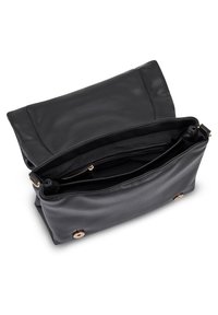 Borsa clutch in pelle nera aperta, con interno visibile contenente una tasca con zip e chiusure a scatto magnetico in tonalità oro su sfondo bianco.
