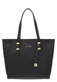 Schwarze Leder-Shopper-Tasche mit goldfarbenen Beschlägen, ausgestattet mit dem "GUESS"-Logo, zwei Schulterriemen und einer strukturierten rechteckigen Form.