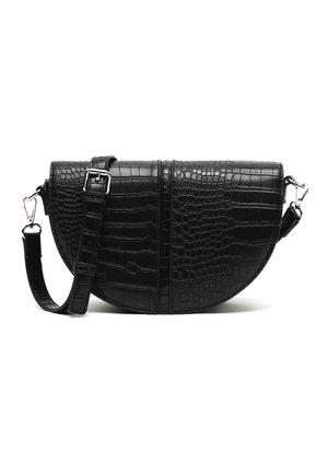 Sac bandoulière demi-lune noir à texture crocodile, sangle réglable avec boucle et fermoirs métalliques argentés sur fond blanc.
