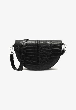 Sac bandoulière demi-lune noir à texture crocodile, sangle réglable avec boucle et fermoirs métalliques argentés sur fond blanc.