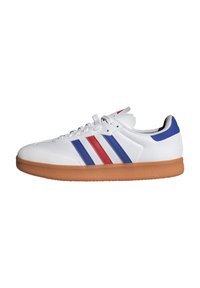 Sneakers in pelle bianca con suola in gomma color caramello, caratterizzati da strisce parallele blu e rosse sul lato e un'accattivante rifinitura blu sul tallone.