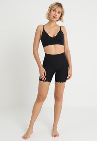 Skiny LOVERS - Pants - black