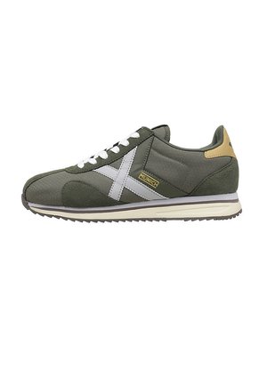 Zapatillas de ante verde con detalles en blanco y marrón. Punta redondeada, cuello acolchado y cordones blancos. Presenta ante texturizado y una suela de goma duradera.