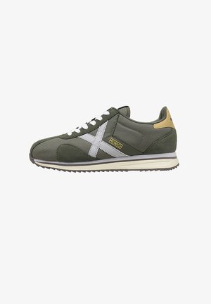 Zapatillas de ante verde con detalles en blanco y marrón. Punta redondeada, cuello acolchado y cordones blancos. Presenta ante texturizado y una suela de goma duradera.