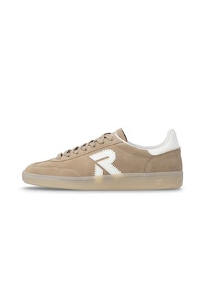 Baskets basses en daim beige avec languette blanche au talon, logo "R" blanc brodé sur le côté, lacets beige et semelle en caoutchouc translucide.