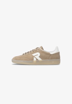 Beige suède lage sneaker met witte hieltab, wit geborduurd "R" logo aan de zijkant, beige veters en een doorzichtige rubberen zool.