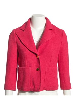 Blazer en laine rose vif avec larges revers, deux poches avant et deux boutons dorés, présenté sur un buste de mannequin blanc.