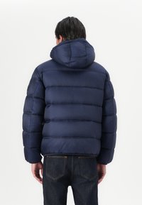 Tommy Jeans HOODED LOGO PUFFER - Vinterjakke - dark night navy