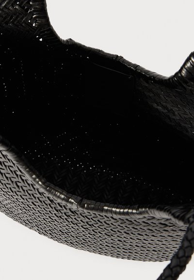 Borsa tote intrecciata nera con un design texturizzato e intrecciato. Parte superiore aperta con un interno spazioso e semplice e bordi lisci.