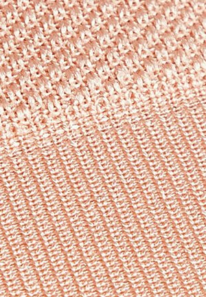 Tissu tricoté rose clair, présentant un motif texturé avec des côtes en biais et une finition légèrement brillante. Texture lisse et douce.