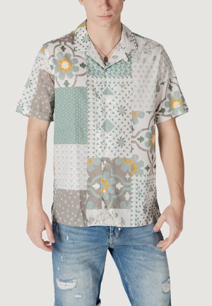 Korte mouwen overhemd met knopen in een patchwork ontwerp in lichtgrijs, teal, oranje en wit, met bloemen- en geometrische patronen.
