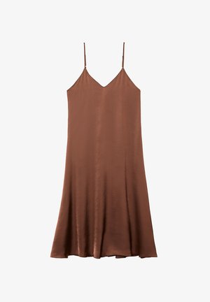 Robe nuisette en satin marron avec des bretelles spaghetti réglables, décolleté en V et une silhouette fluide en A. Texture lisse et simplicité du design.
