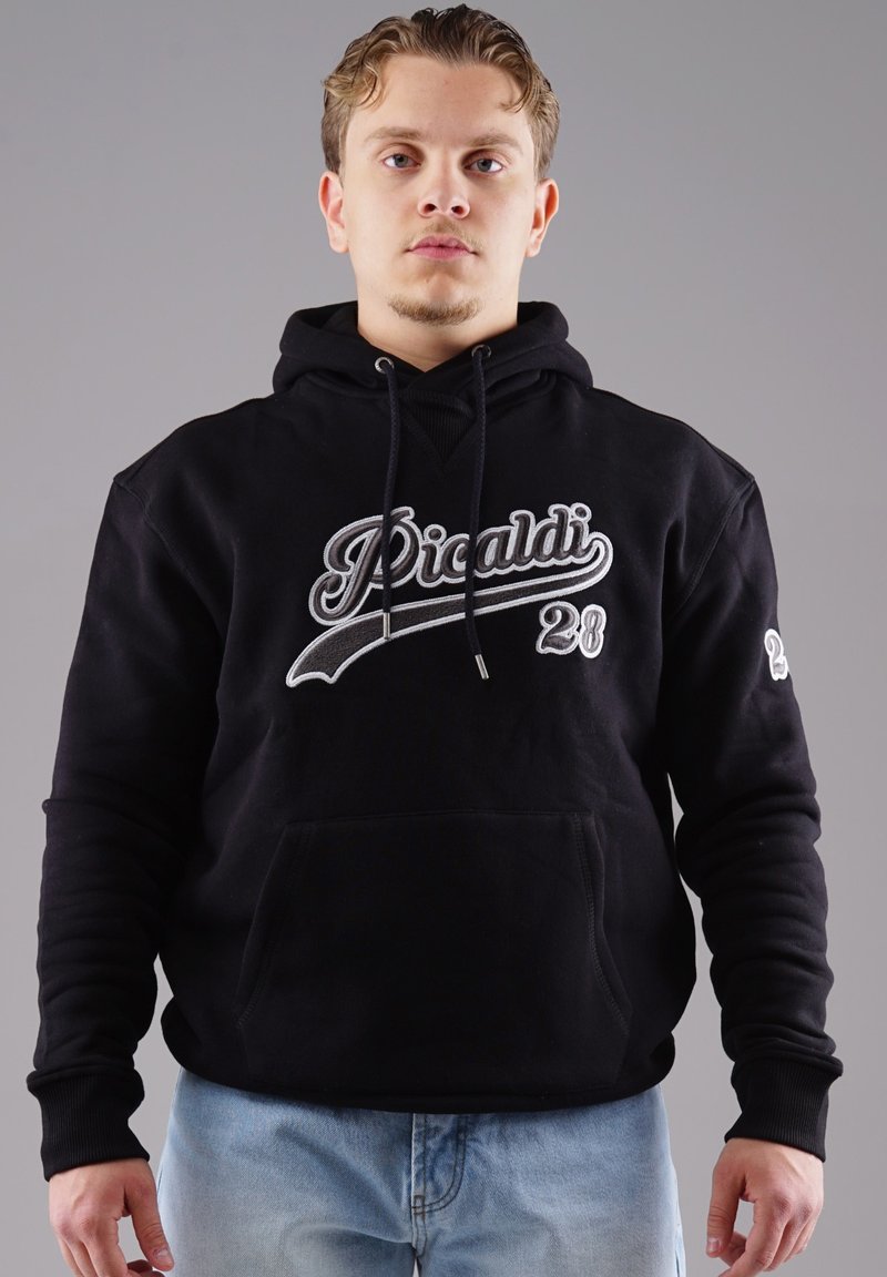 Schwarzer Kapuzenpullover mit Fronttasche, Kordelzugkapuze und weißem gesticktem "Picardi 28" Logo. Weicher Stoff und gerippte Bündchen. Leicht lockere Passform.