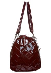 Sac en cuir verni bordeaux avec un motif matelassé, forme arrondie, double poignées et fermeture supérieure zippée. Texture lisse et brillante.