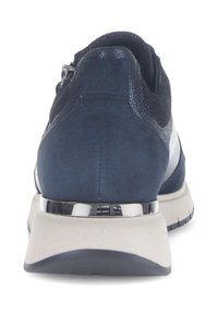 Marineblauwe leren sneaker met textuurdetails, een zilverkleurig metallic accent op de hiel, en een gewatteerde zool voor comfort.