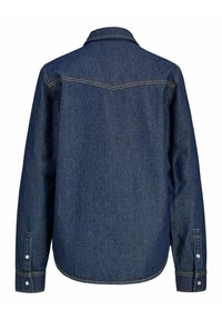 Temno moderna denim srajca z dolgimi rokavi, z gumbi na zapestjih, vidno oranžnim šivom in zasnovo jermena čez zgornji del hrbta.