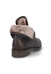 Bota de cuero marrón con un suave collar de piel sintética, punta redonda y una suela texturada y adherente para mayor agarre. Presenta un cierre de botón lateral y detalles de costura.