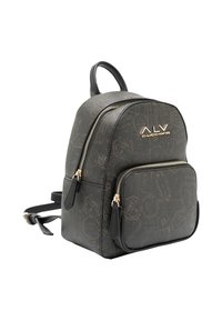 Zaino nero con dettagli dorati, caratterizzato da un motivo testurizzato e due tasche con cerniera. Forma compatta con spallacci regolabili e maniglia superiore.