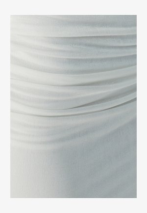 Bijela, lagana tkanina s blagim vertikalnim rebrima i naboranim teksturom, koja stvara mekane nabore po površini.