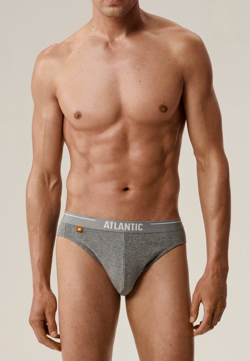 Szare bawełniane bokserki z białą gumką "ATLANTIC". Charakteryzują się dopasowanym krojem i gładką strukturą, idealne do codziennego noszenia.