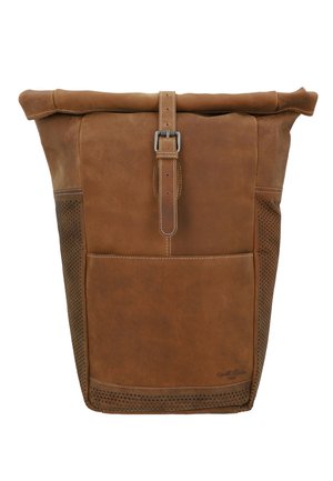Zaino in pelle marrone con chiusura a risvolto, fibbia regolabile, pannelli laterali perforati e una tasca frontale per riporre oggetti.