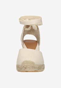 Beige espadrille met een gestructureerde katoenen bovenkant, enkelbandje en een jute-wikkel zolen. Open hiel en zachte stofvoering.