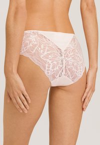 Lace en satijnen damesonderbroek in zachtroze. Beschikt over bloemmotieven van kant, een satijnen tailleband en een doorzichtig achterontwerp met golvende randen.