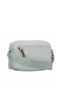 Bolso bandolera de imitación cuero gris con una correa texturizada que presenta un patrón geométrico. Incluye un bolsillo con cremallera en la parte posterior.