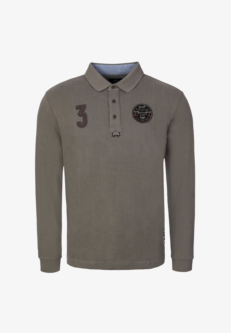 Polo a maniche lunghe di colore verde oliva. Presenta un colletto, bottoni, logo ricamato e toppa con il numero 3 sul petto. Materiale in cotone.