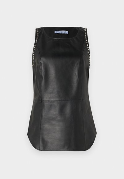 Must mustriga nahkvest, millel on sile tekstuur, metallesemed õlgadel ja ümar alläär.