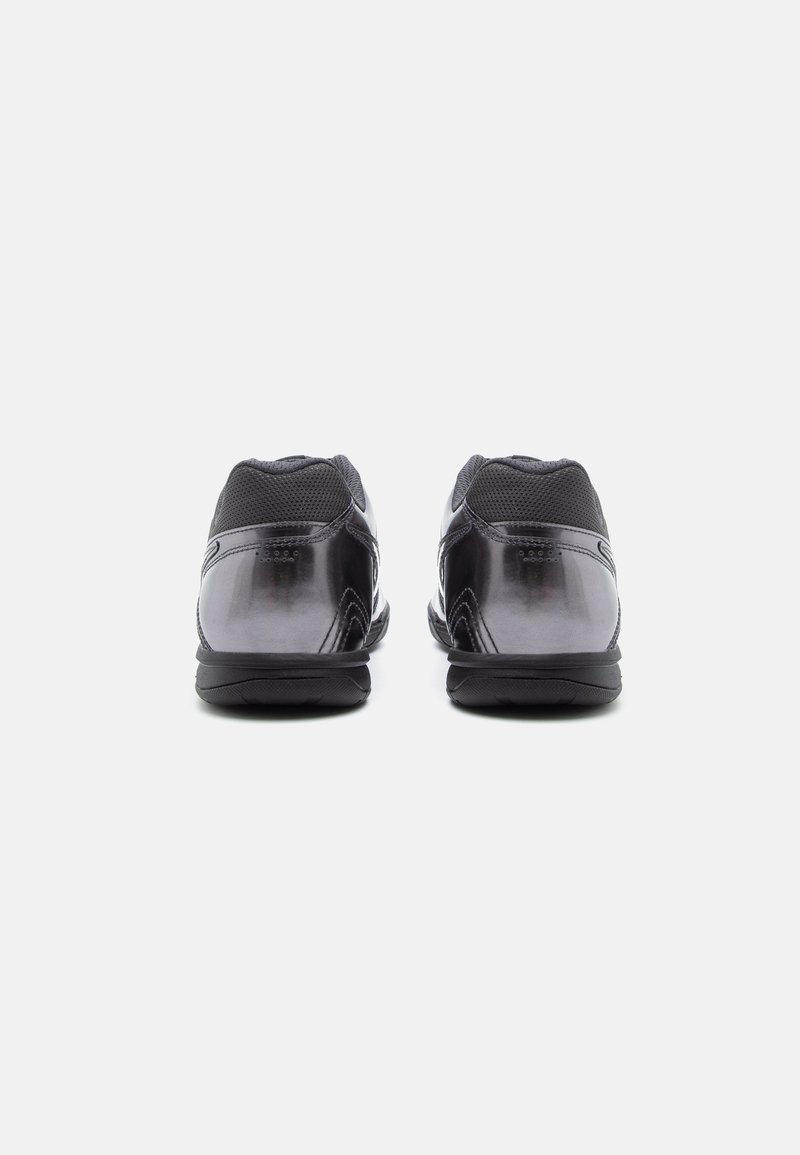 Schwarze Sportschuhe aus glänzendem Material, mit Netzpaneelen und einer strukturierten Sohle. Das Design umfasst einen gepolsterten Schaft und subtile Akzentdetails.